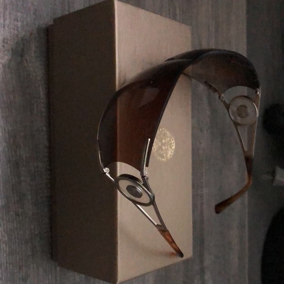 Elegant and stylish. Barely worn. A great deal! - Picture 3 of 4